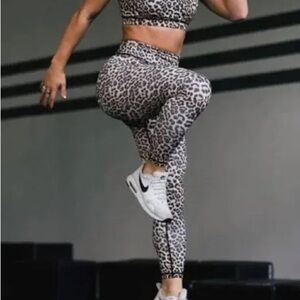 ZYIA Active Leopard Brilliant Scrunchy What Hi-Rise 7/8 24" Leggings Size 8-10